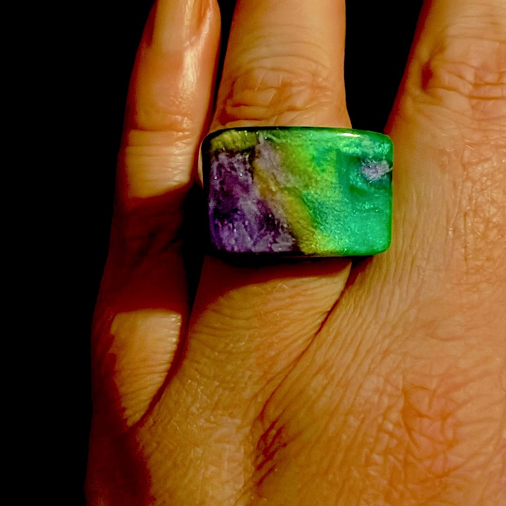 NWOT purple green acrylic plastic cocktail costume ring 7.5
